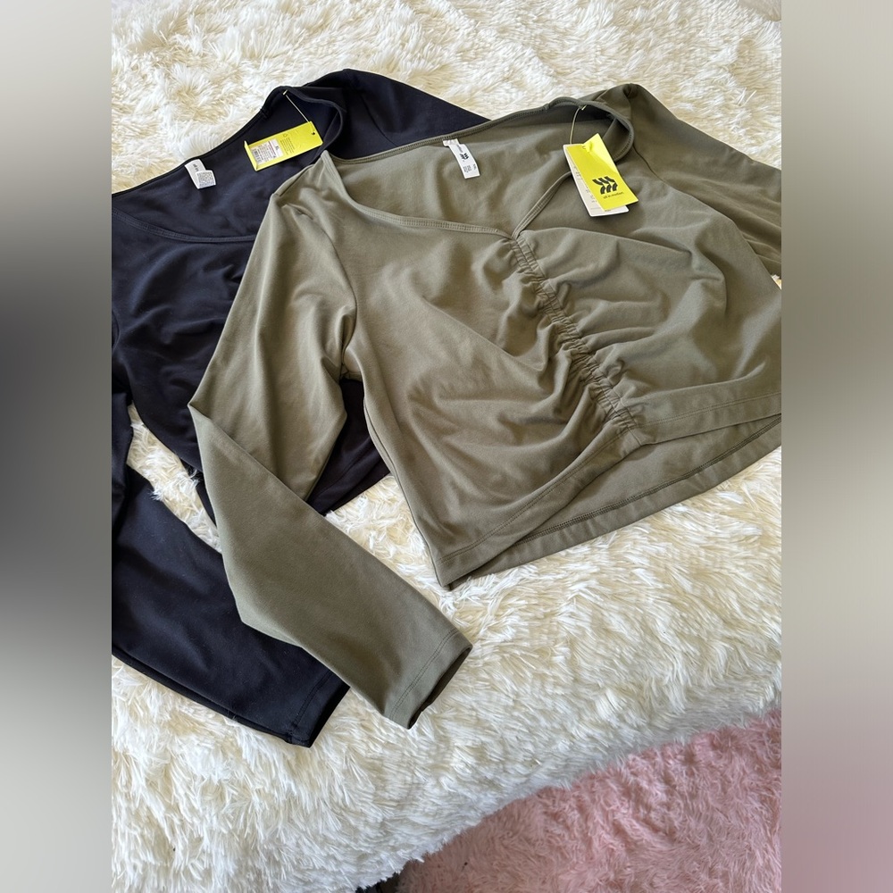 2 scrunch workout tops NWT 💚
